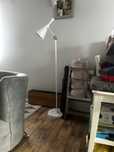 Bialo zlota lampa podlogowa stojaca skandynawska