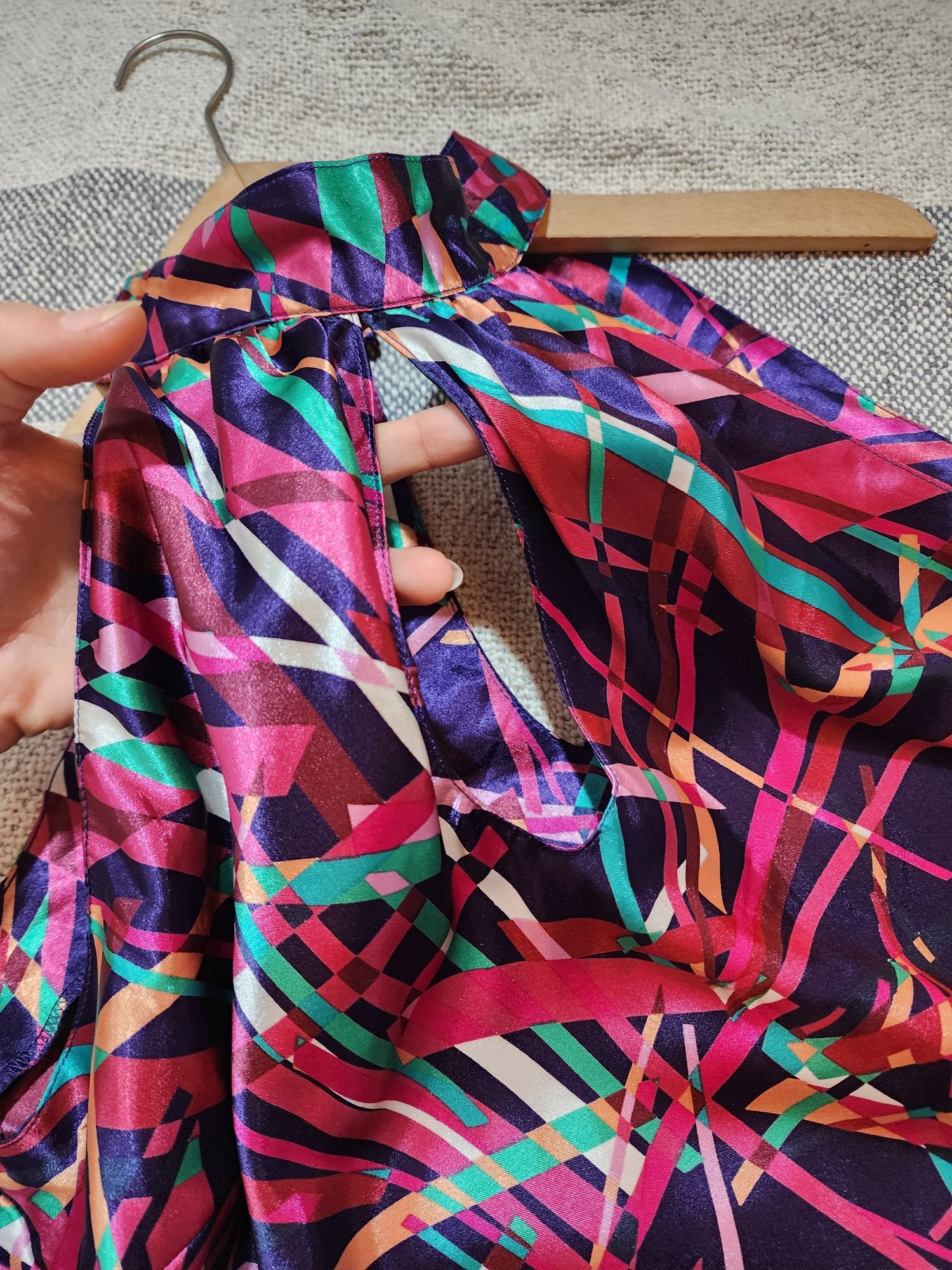 Kolorowa bluzka bez ramion w abstrakcyjne wzory Plus Size