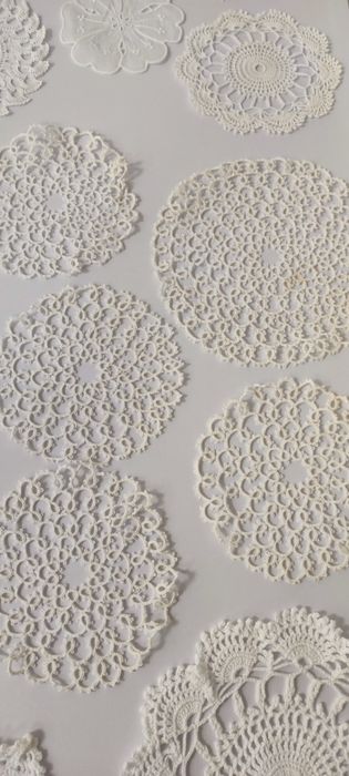 Conjunto de vários pequenos naperons tricotados à mão