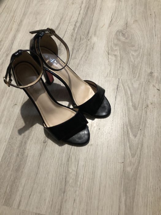 Продам босоніжки на каблучку