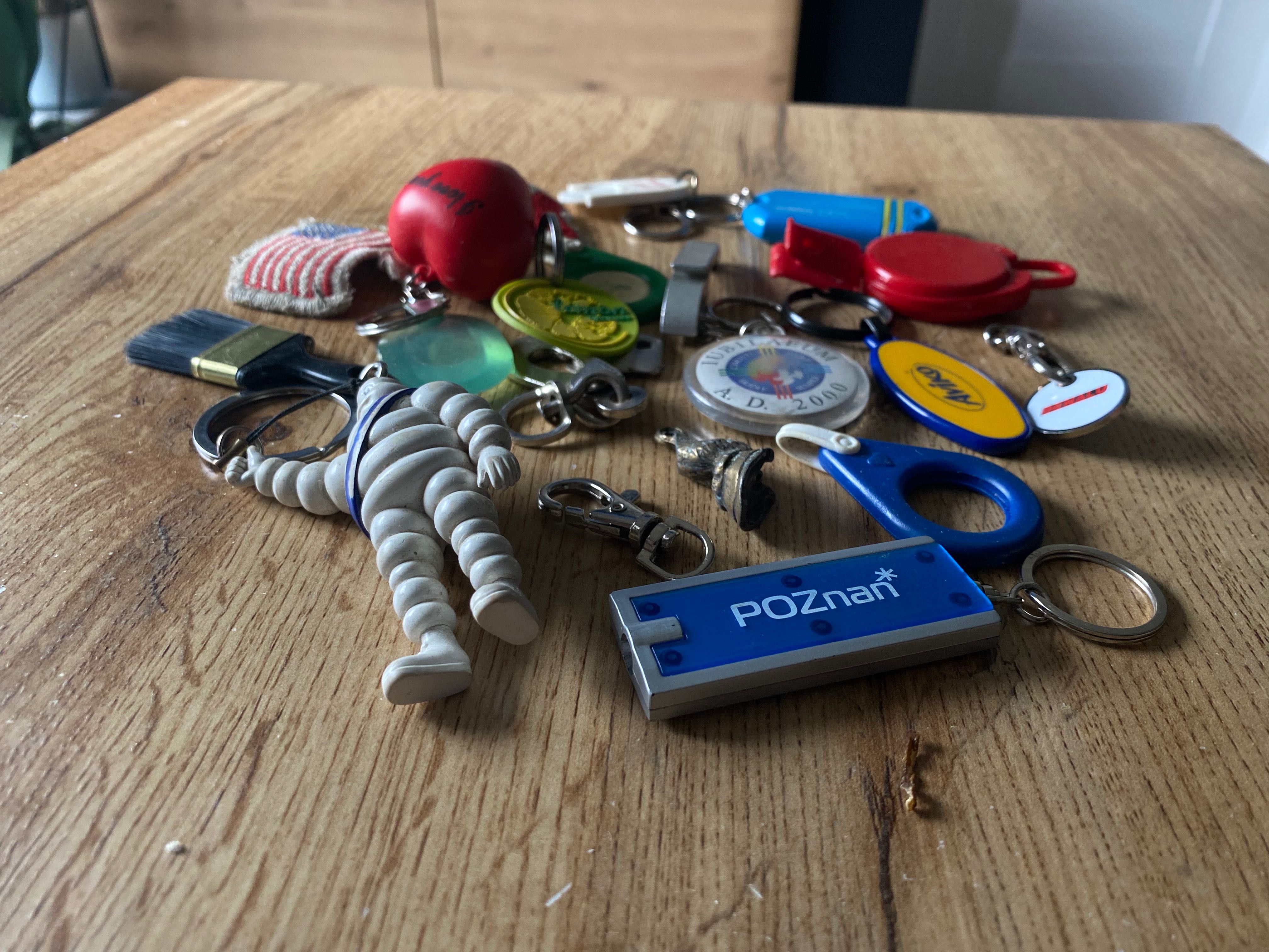 breloczki i naszywka z prlu