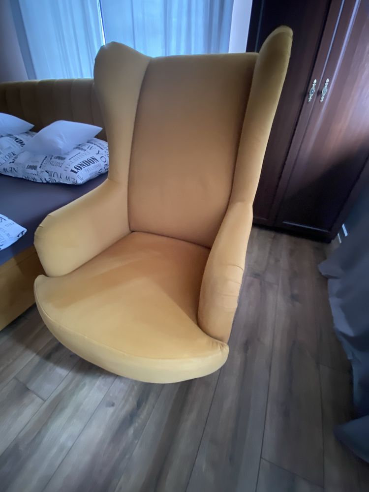 Fotel w kolorze żółtym