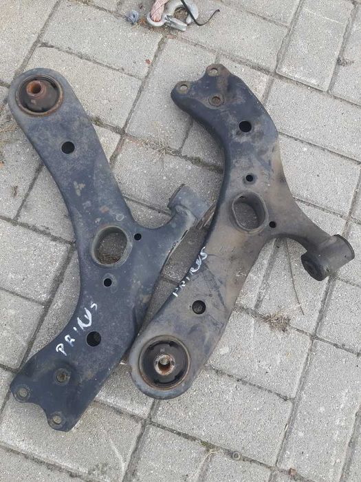 Toyota Prius Plus wahacz lewy