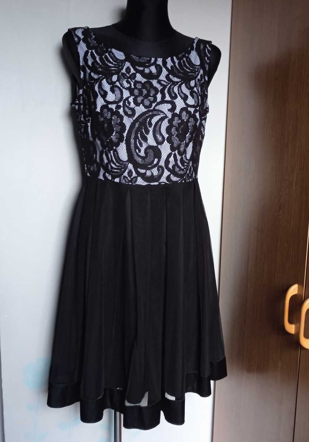 Elegancka sukienka czerń biel koronka r. 40