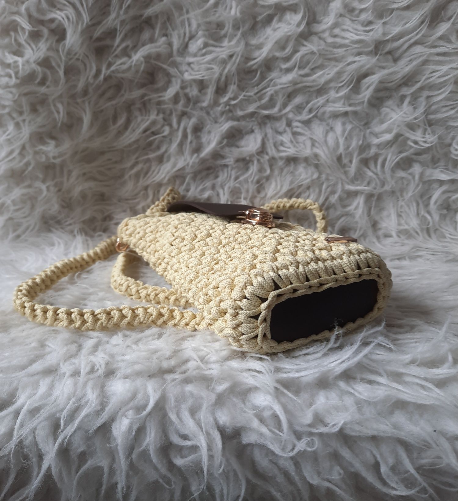 Etui na telefon mini torebka handmade na szydełku banan skóra pasek