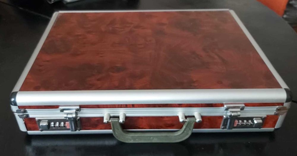 komplet noży w walizce