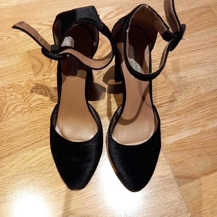 2 pares de sandálias bem estimadas