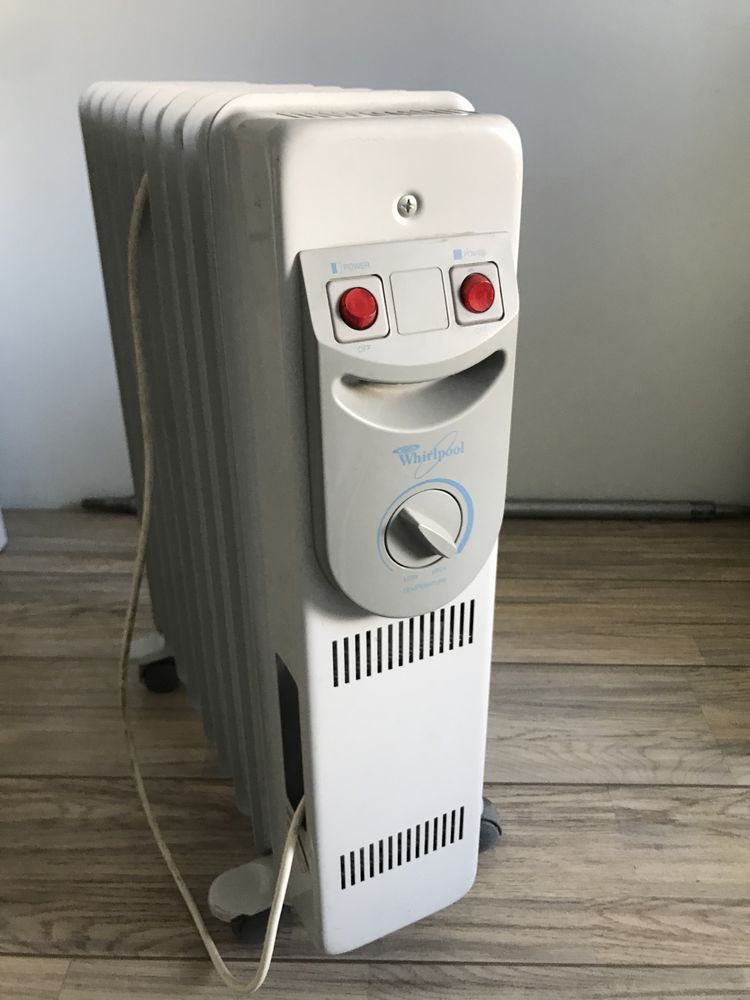 Масляний обігрівач Whirpool AKG 923 2000W