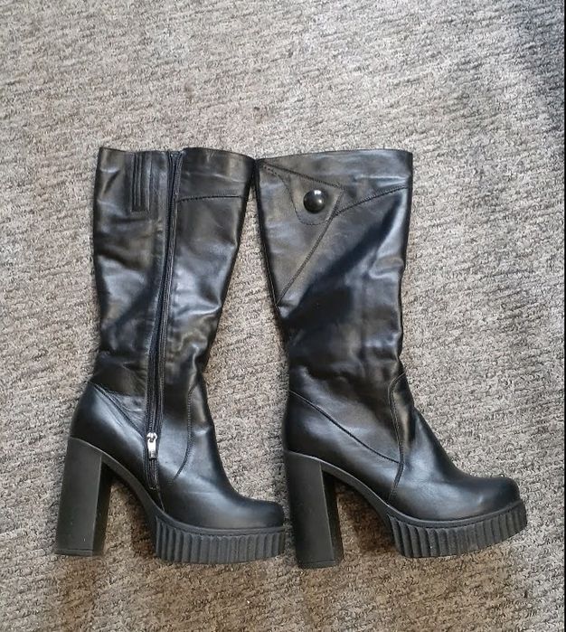 Зимові жіночі шкіряні чоботи.