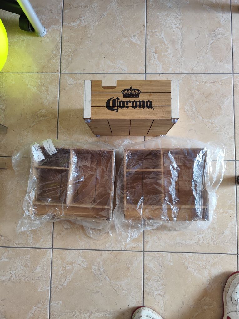 Caixa Corona com compartimentos.