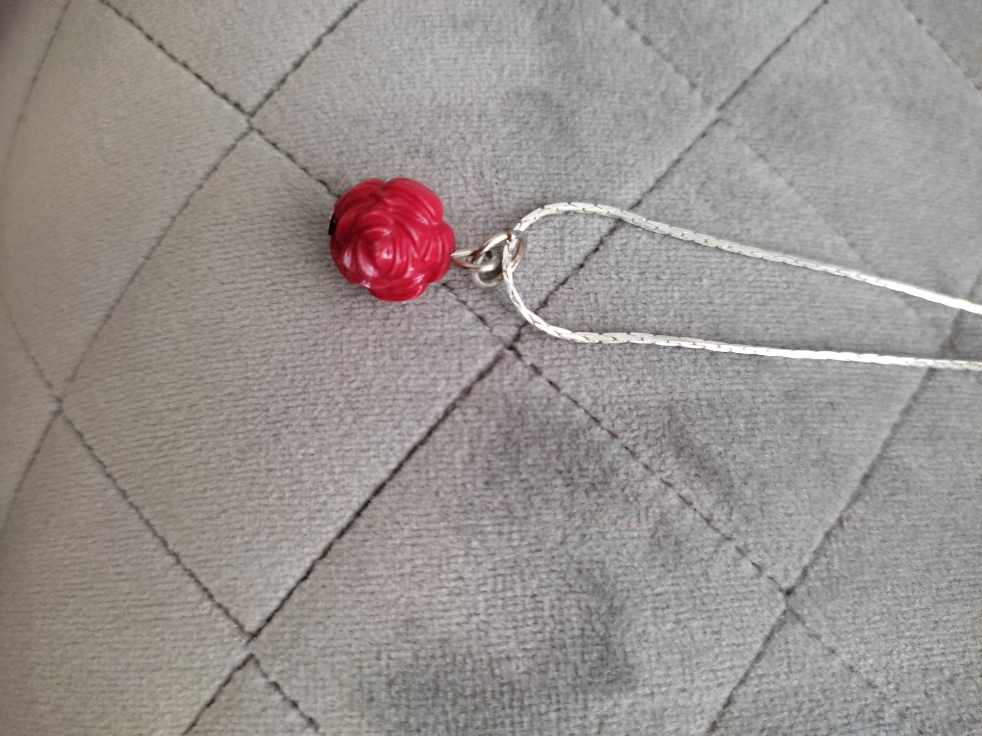 Łańcuszek z zawieszką w kształcie różyczki