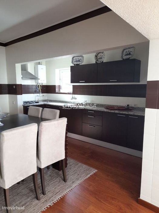 Moradia | Pátio | Churrasqueira | Terreno com árvores de fruto