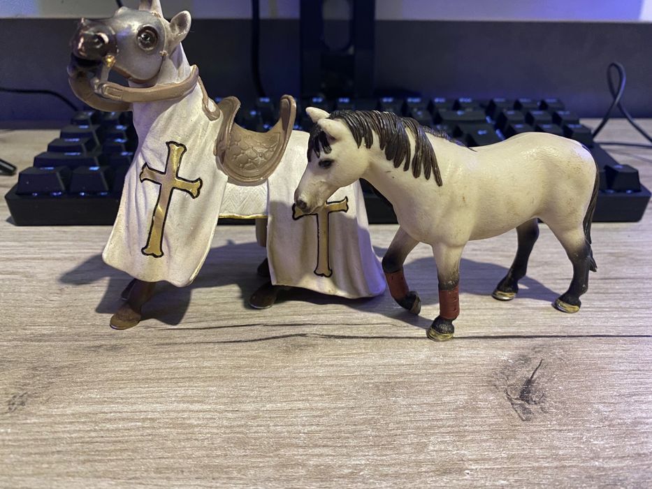 Фигурки коней Schleich