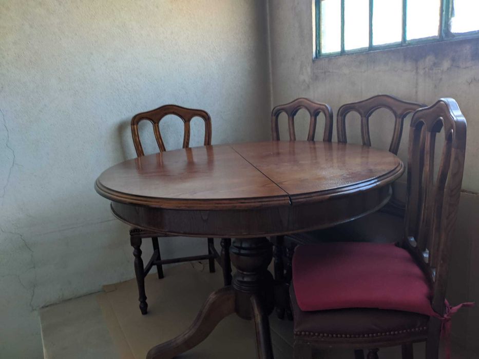 Mesa e cadeiras de sala