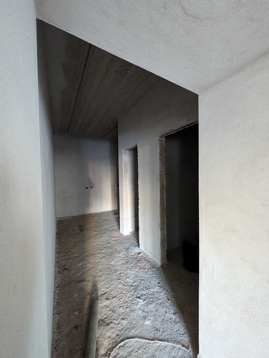 Комерція під бізнес у готовому будинку.