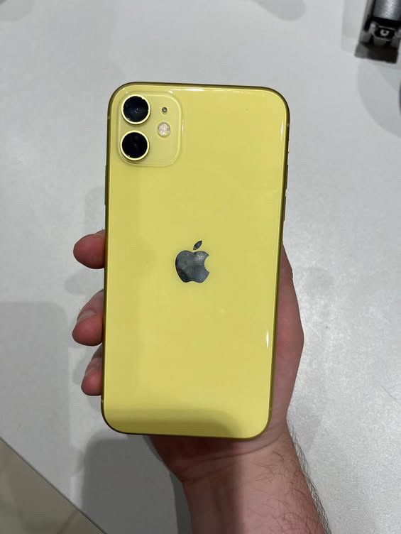 Iphone 11 на 128gb жовтого кольору (два чохли у подарунок)