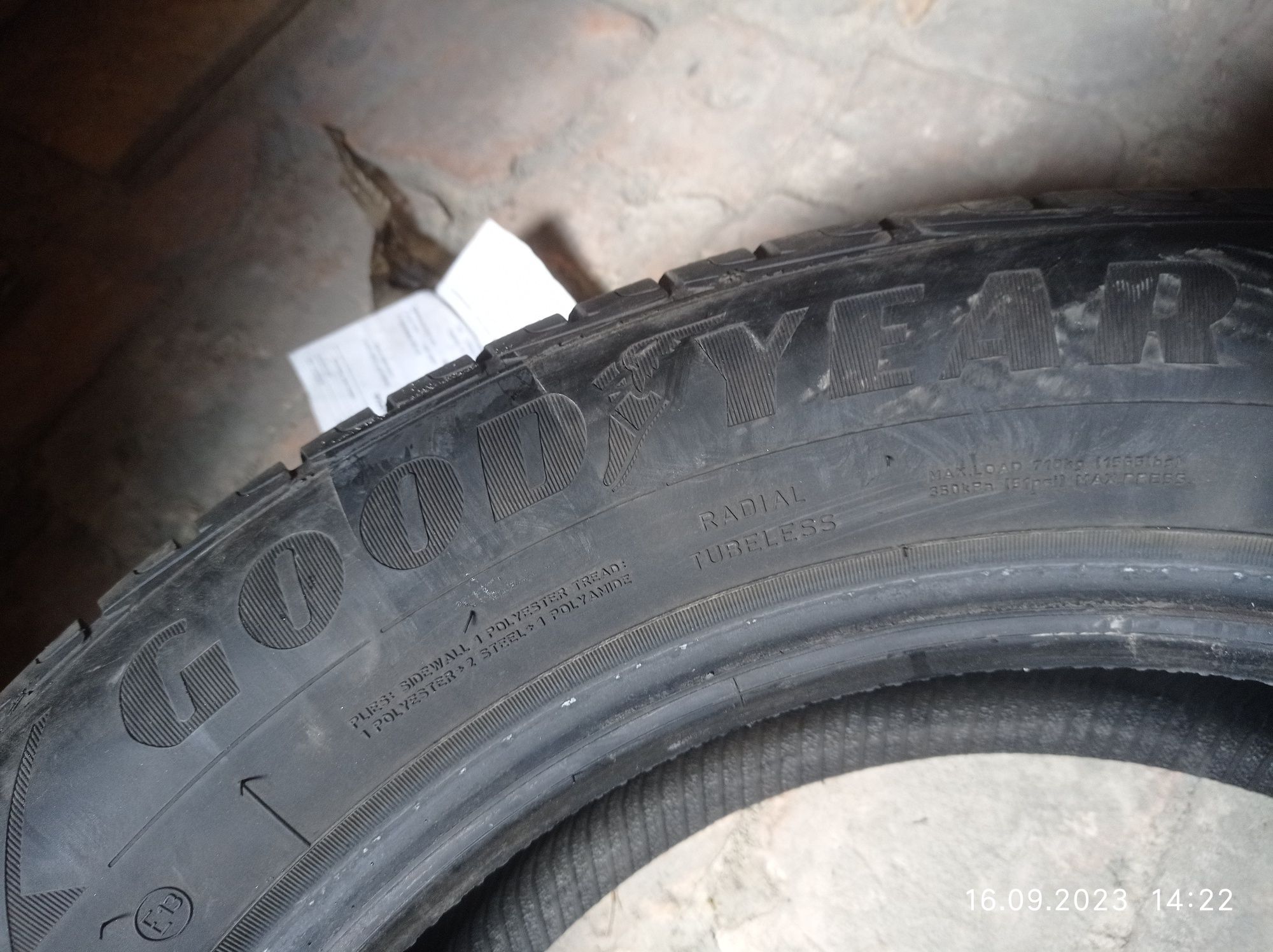 GOODYEAR UltraGrip Performance  215/60R17