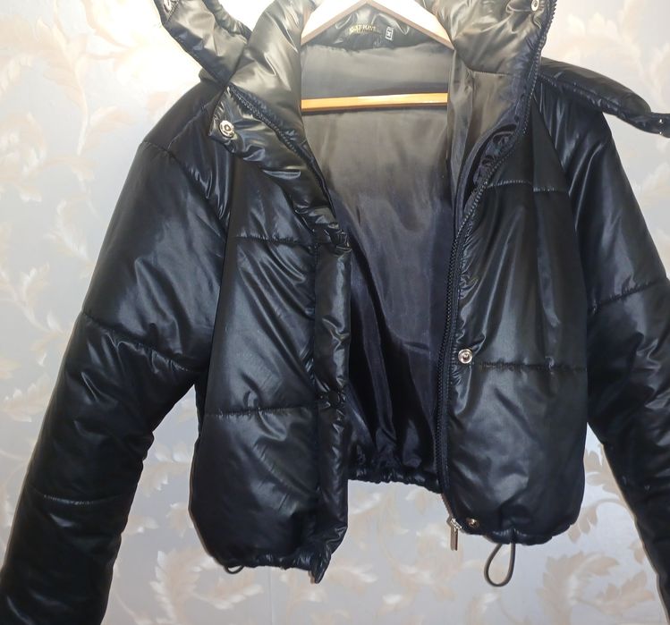 Продам куртку чорну