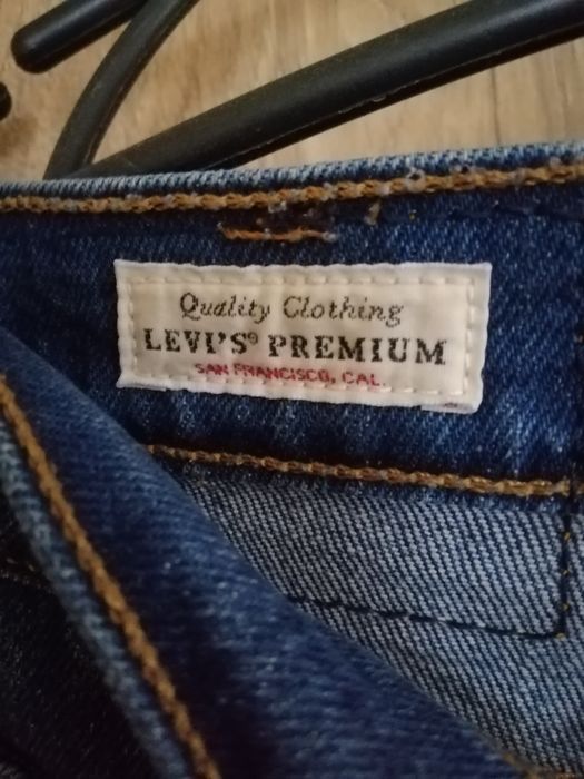 Продам жіночі джинси Levis 501