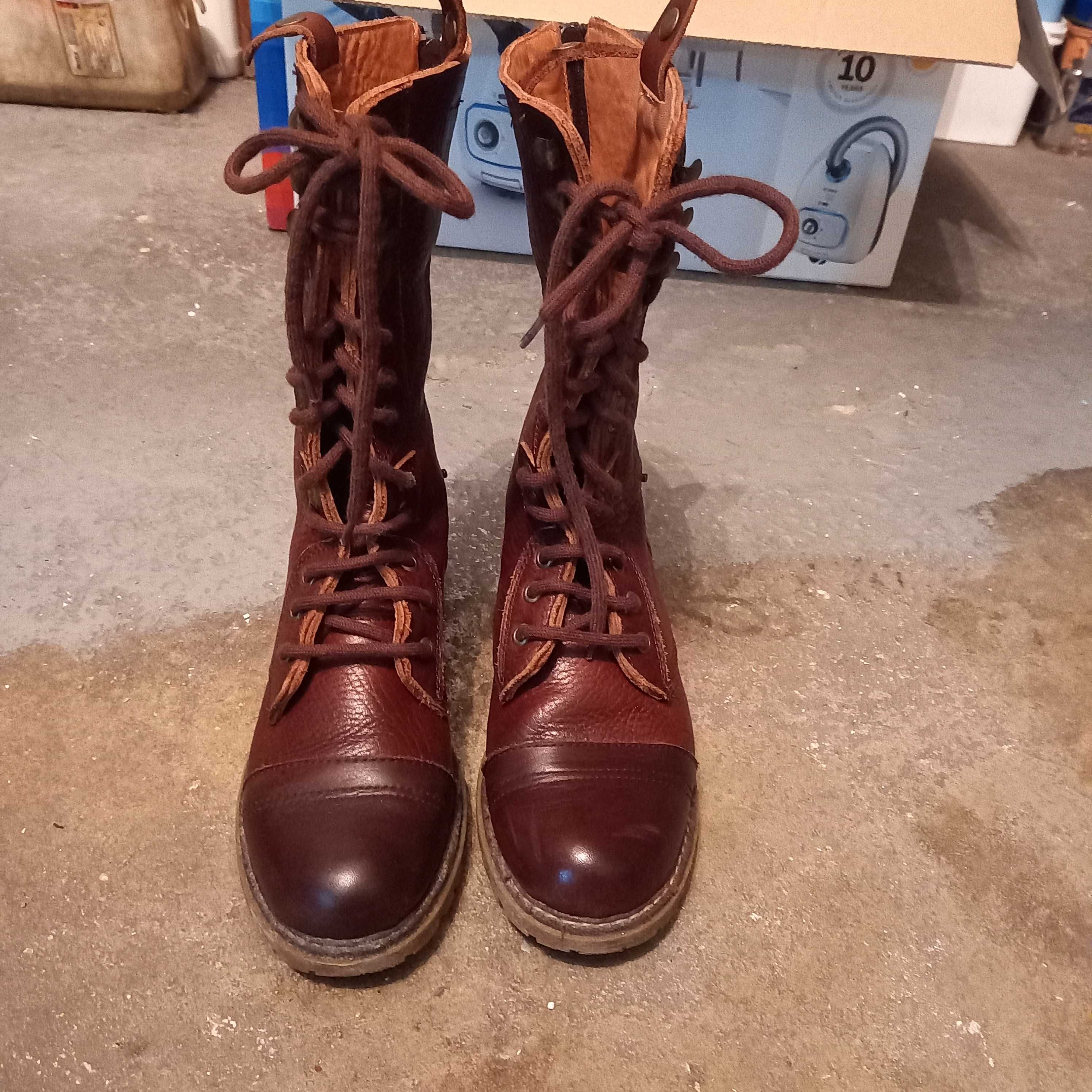 Botas com cordões em couro