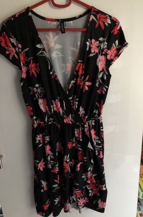 Czarna letnia sukienka w kwiaty z dekoltem