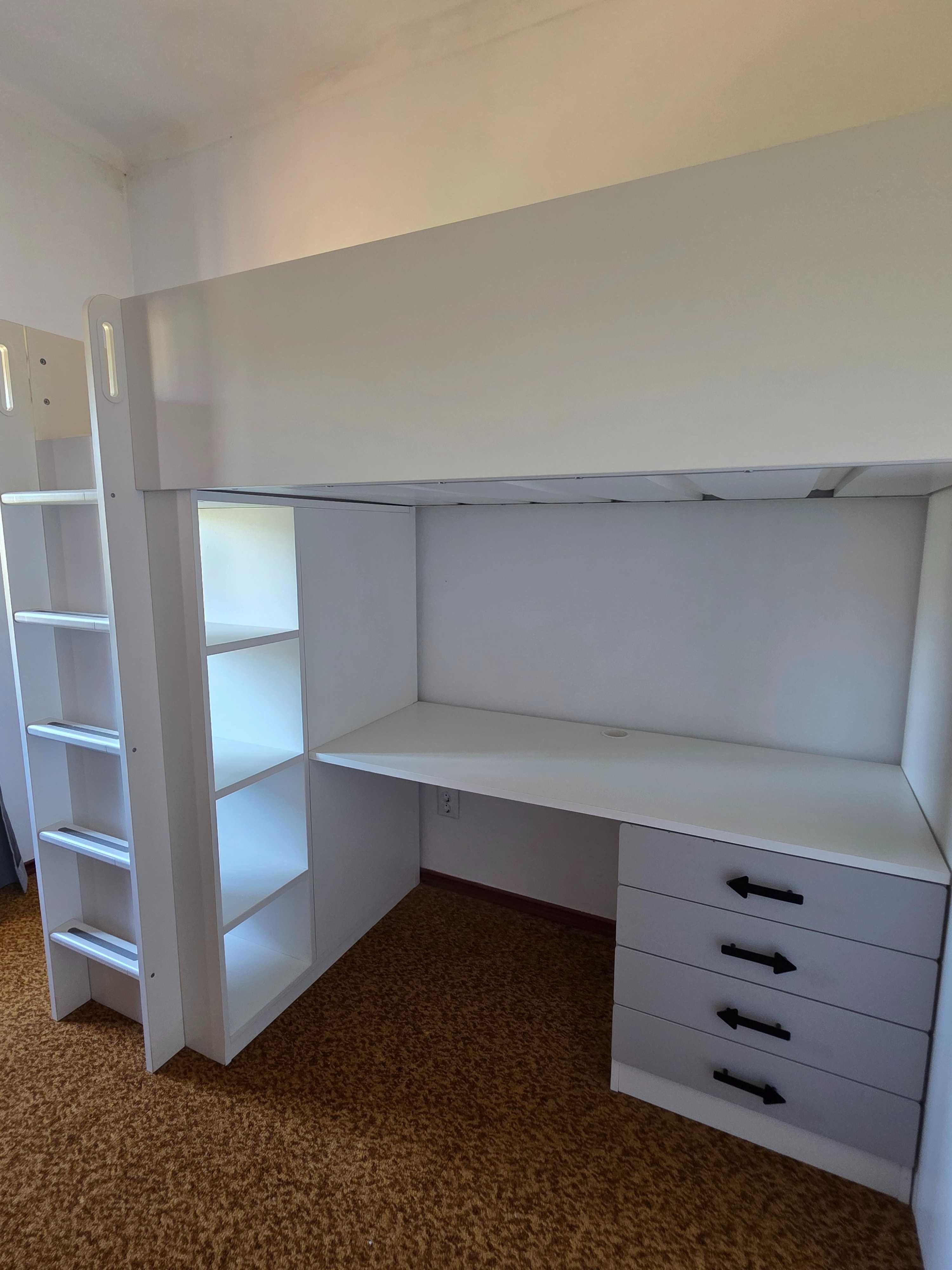 Cama alta com secretária