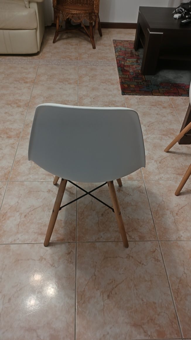 Mesa de sala com 4 cadeiras