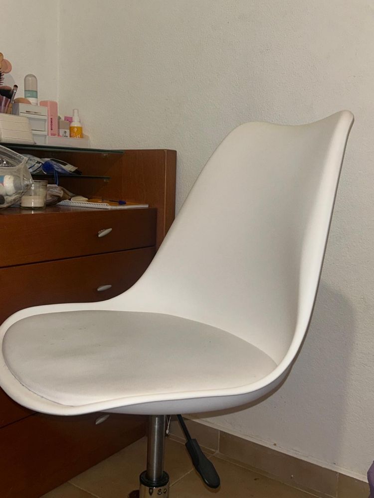 Cadeira de escritorio branca quase nova