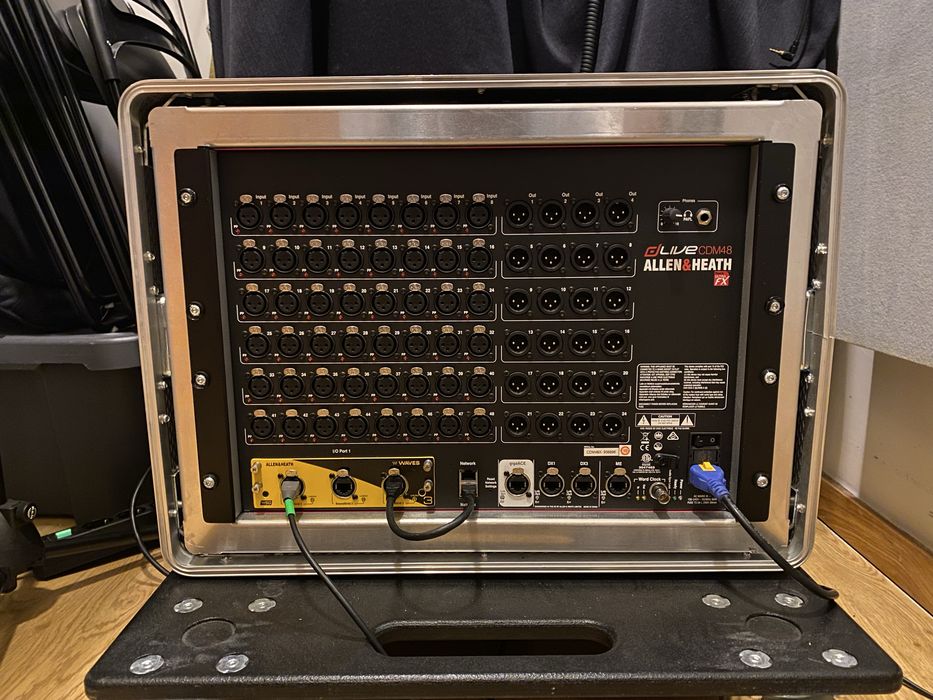 Allen&Heath CDM48 com RackUltra FX Card e Waves V3 Card