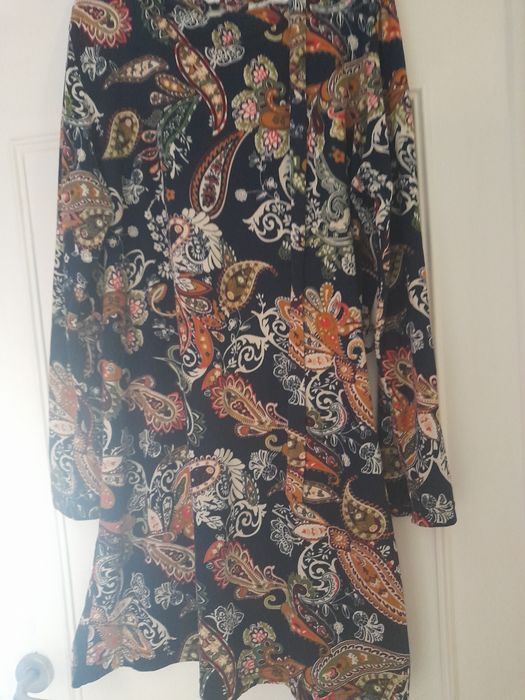 Vestido lindo com um padrão com  cornocppias