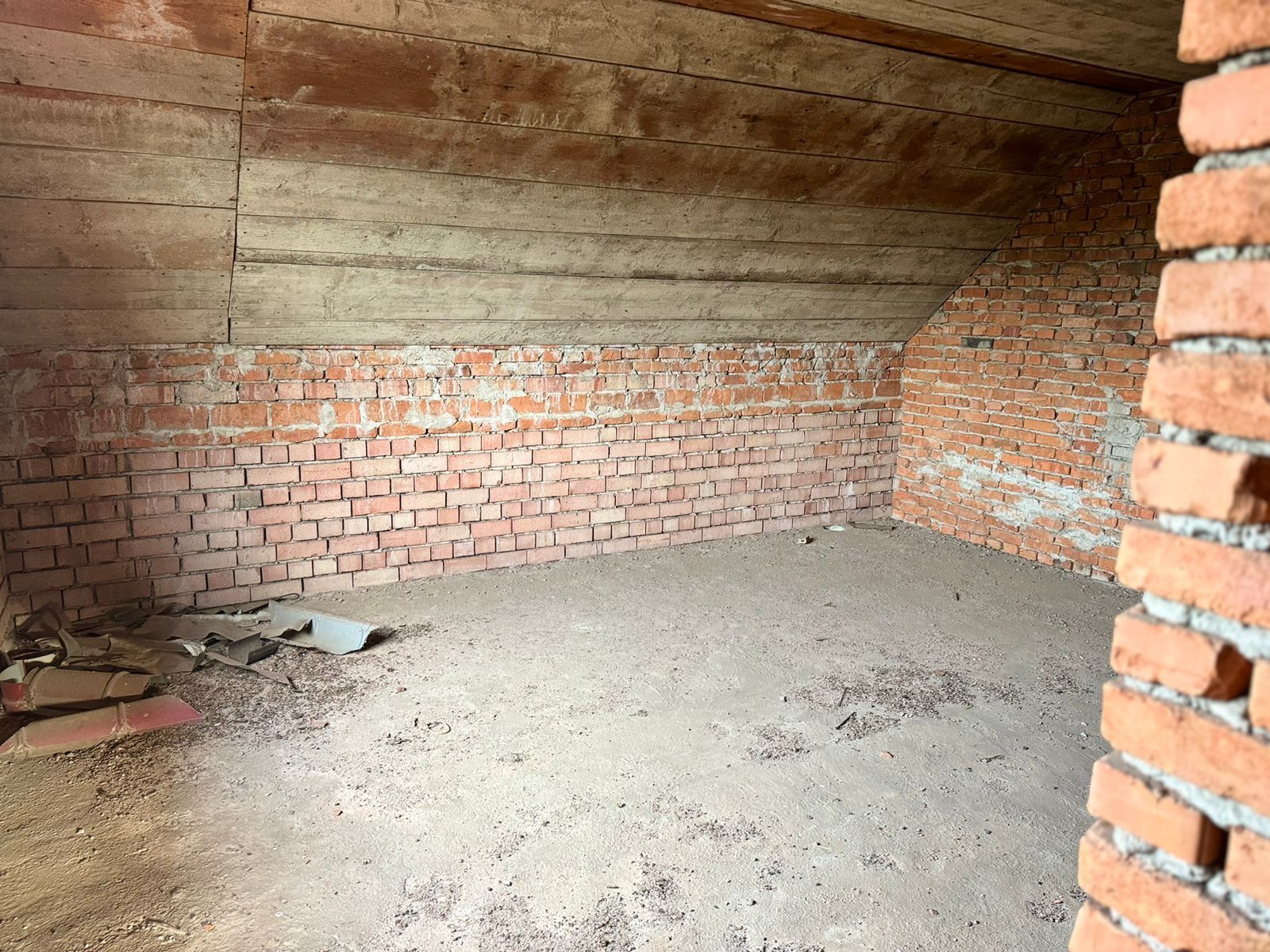 Земельна ділянка із домом