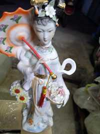 Статуетка китаянка с зонтом.Фарфор.