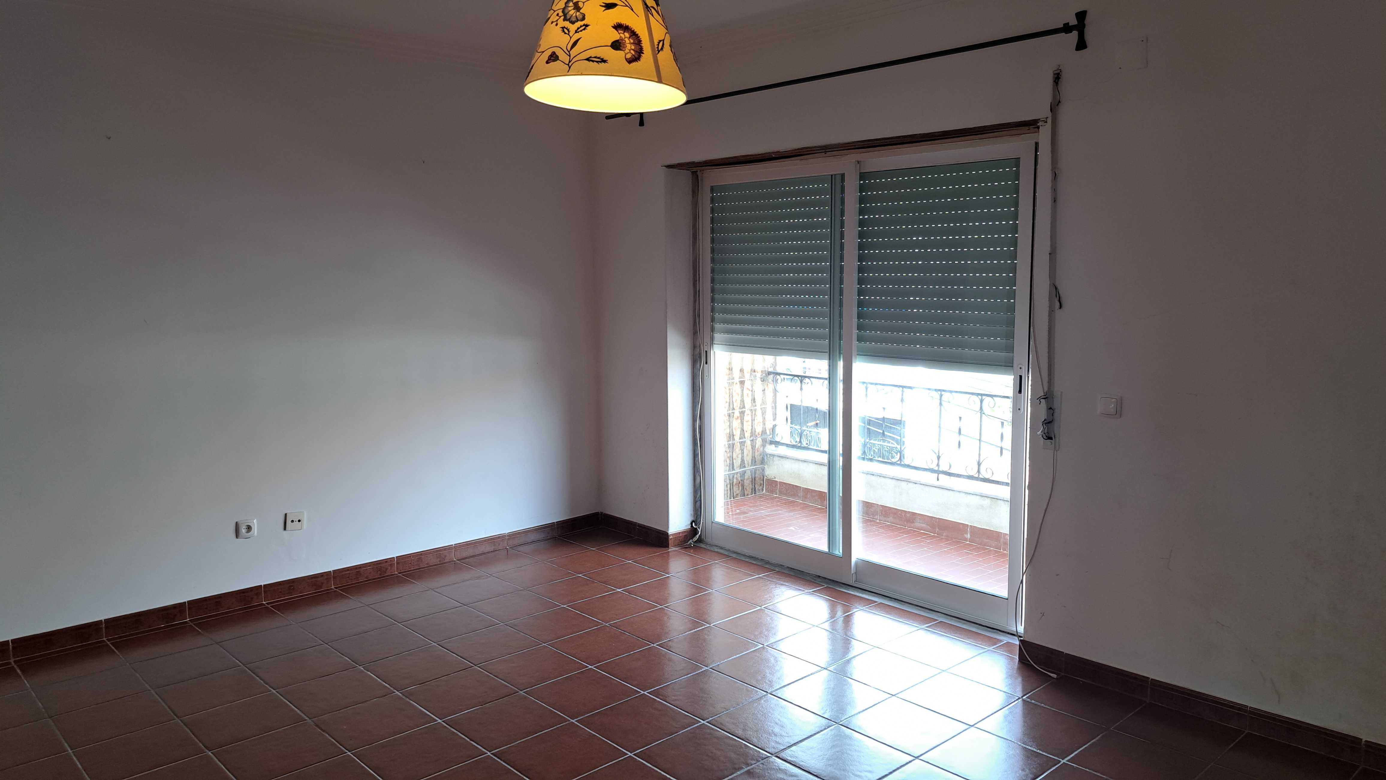 Vendo Vivenda de 3 Pisos com Quintal em Corroios