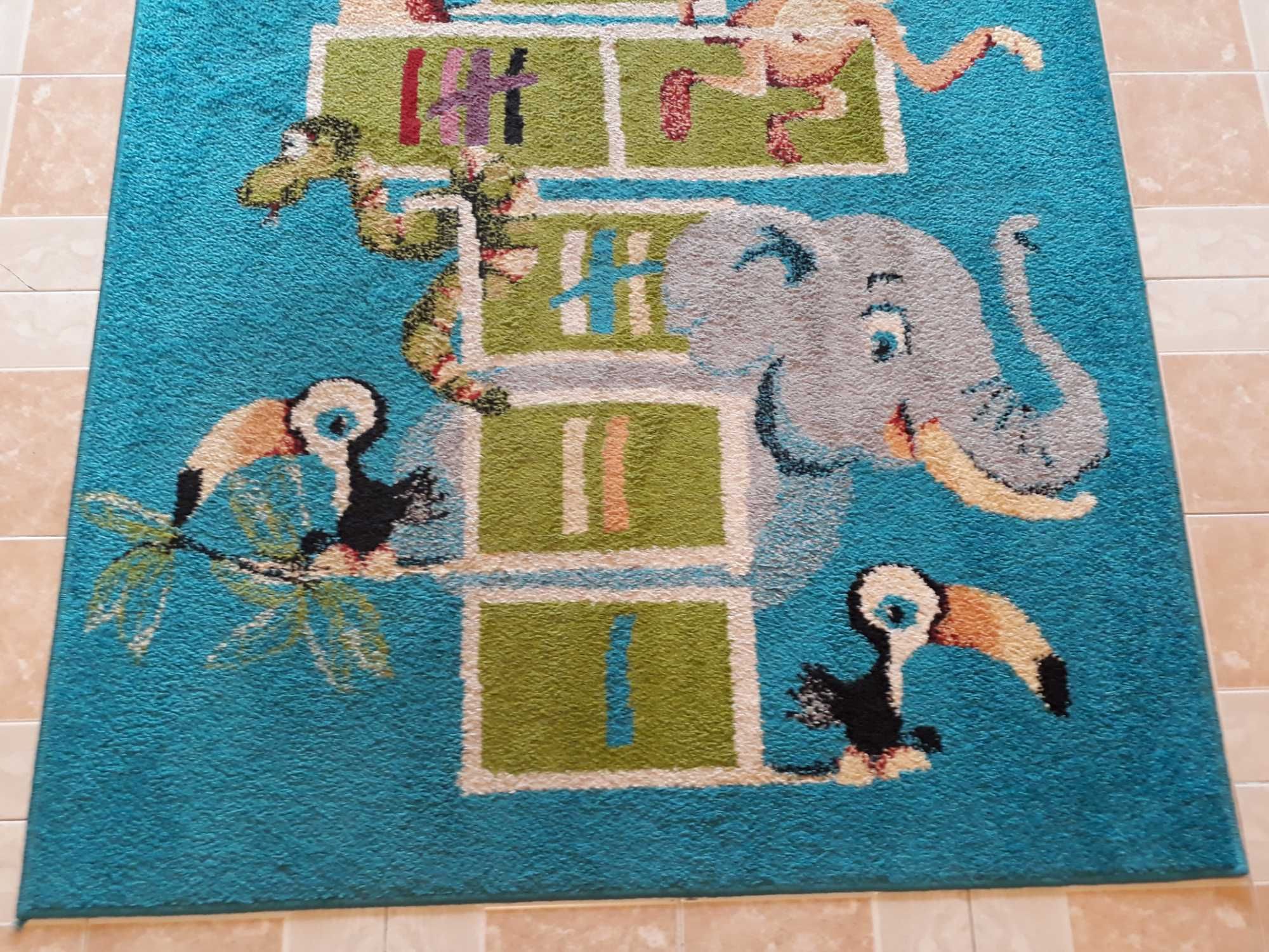 Kolorowy dywan do pokoju dziecięcego