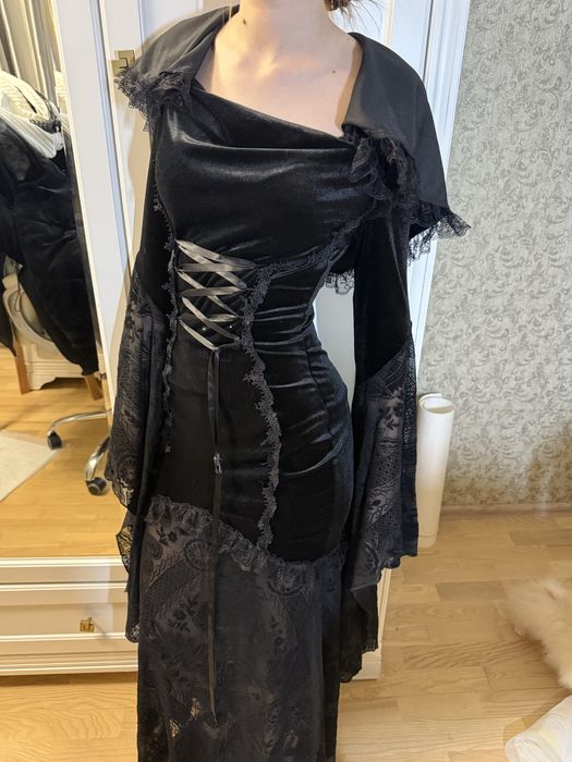Готична довга сукня