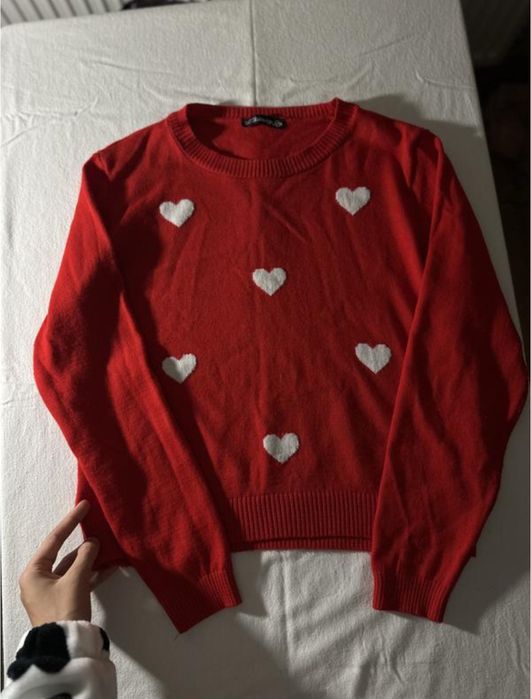 Яскравий червоний светрик із білими сердечками
