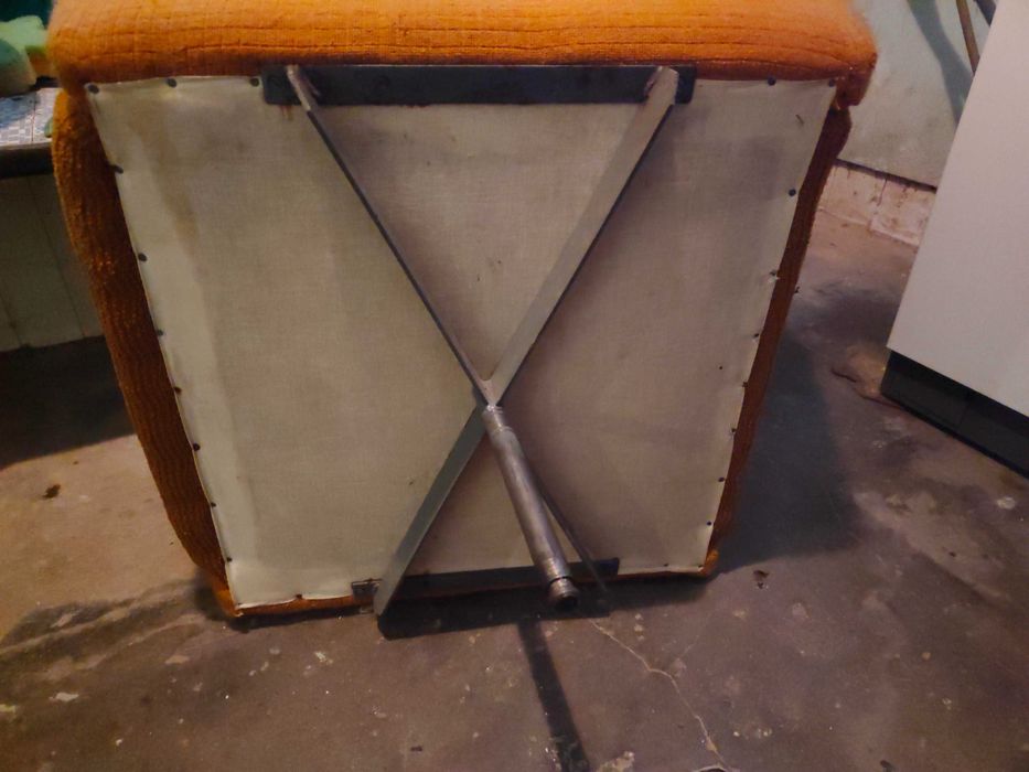 Fotel obrotowy z czasów PRL - baza do renowacji