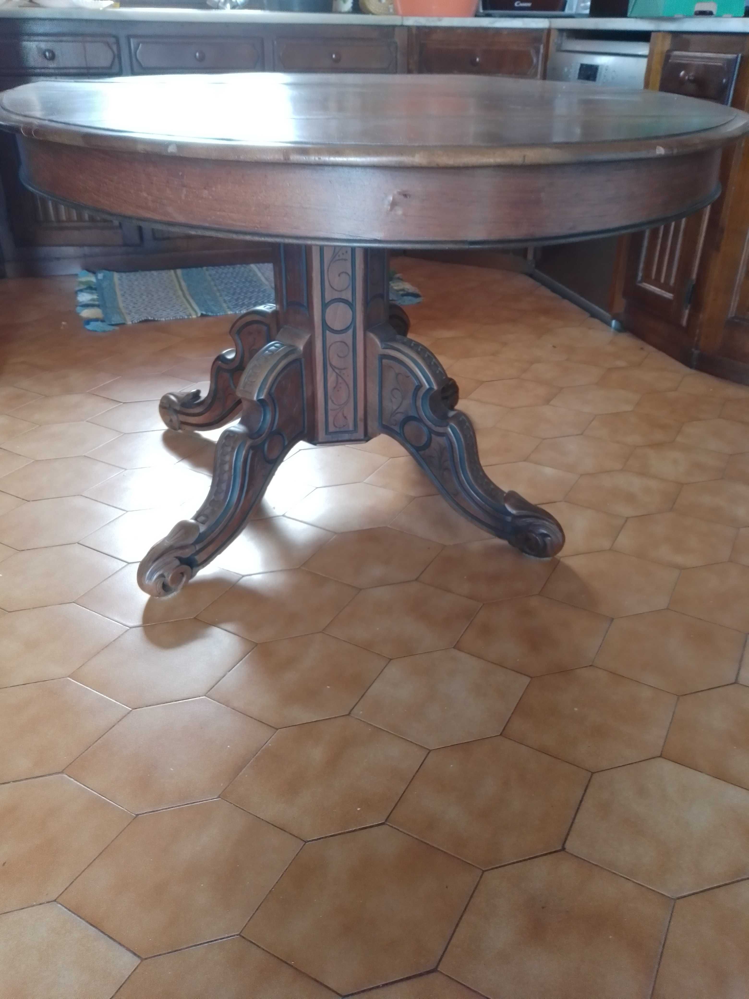 mesa antiga de sala ou casa de jantar