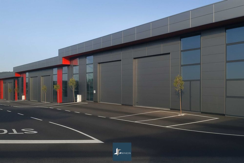 ARMAZÉM INDUSTRIAL 558 m² – BRAGA – Arrenda-se (Carreira/Barcelos)