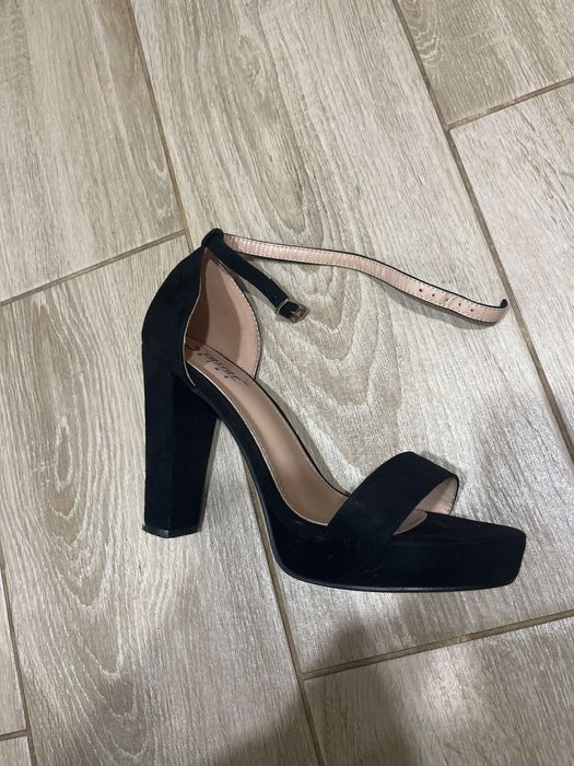 Замешкав босоніжки на високому підборі