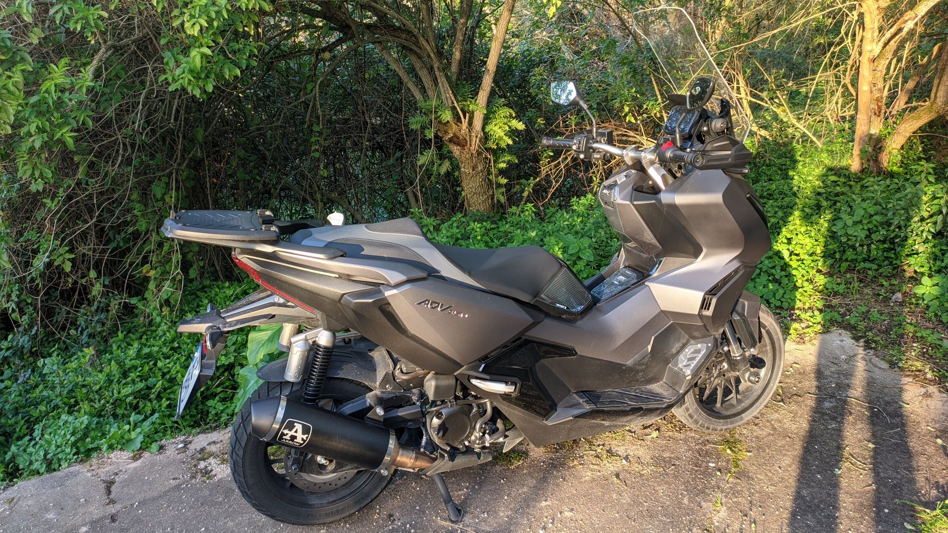 Honda ADV 350 de 03/2023, com muitos extras, em excelente estado