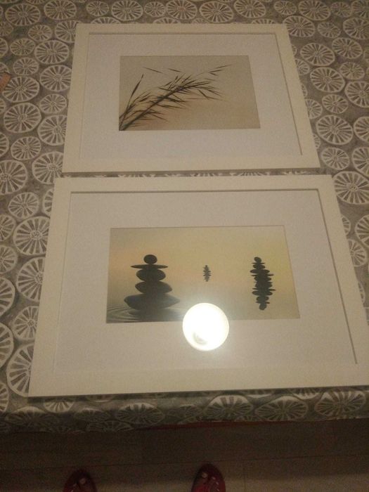 3 quadros com moldura branca