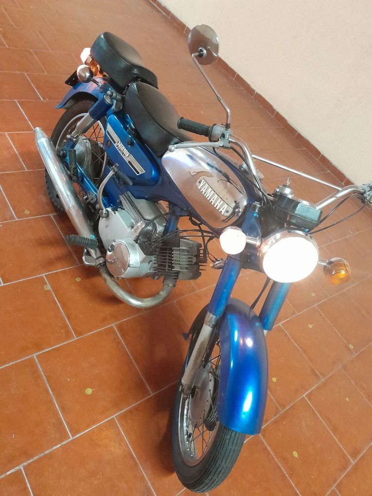 Venho Yamaha A7 1978 em bom estado de conservação e funcionamento.