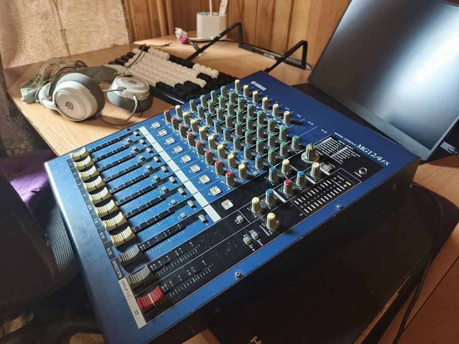 Yamaha MG12/4FX пульт