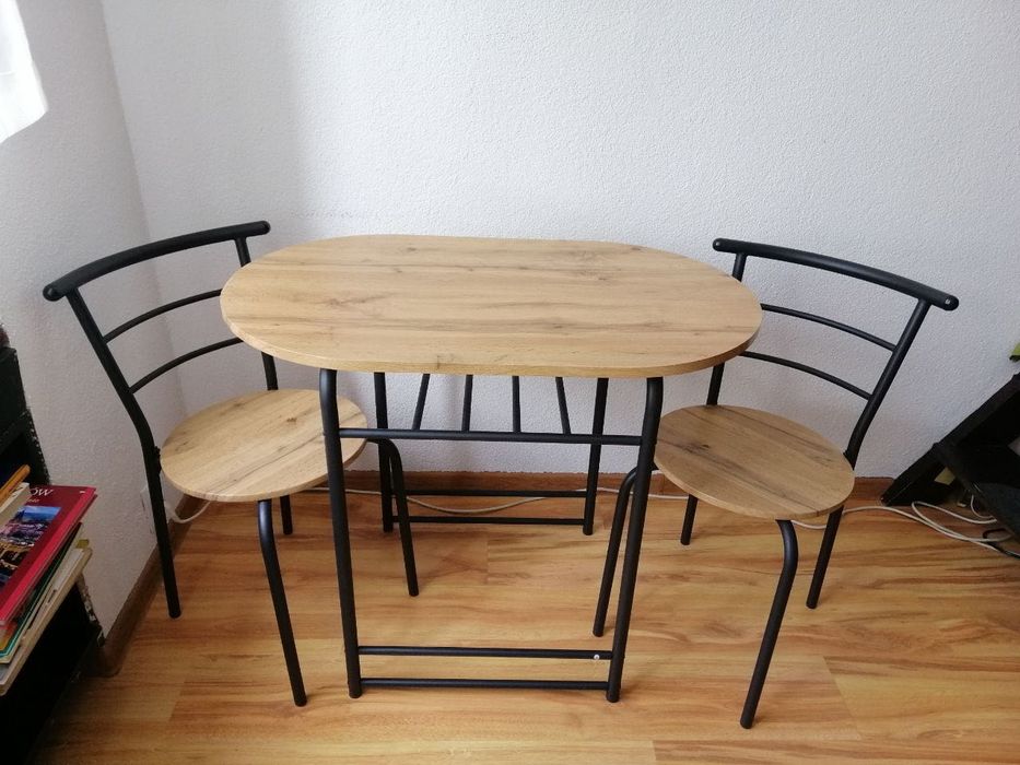 Stół z dwoma krzesłami+2 taborety gratis