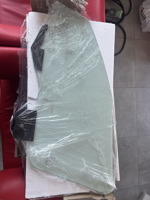 Подвійне скло  пасажира і водія model Y securit