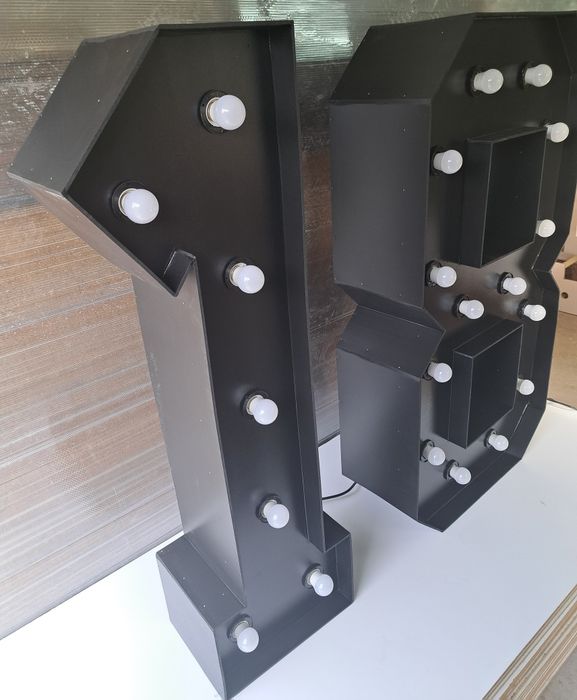 Cyfra 18 osiemnastka czarna biała podświetlana