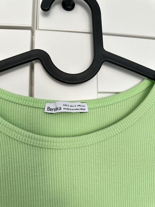 Bershka S dopasowany obcisły top z krótkim rękawem prążkowany S