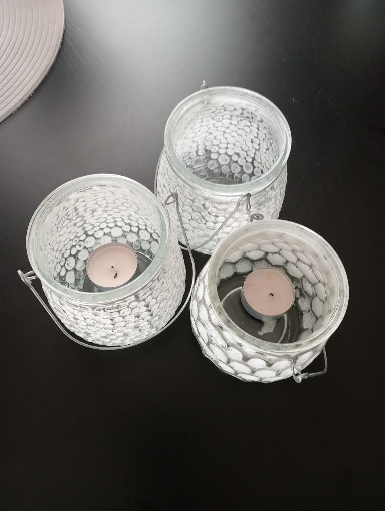 Trzy szklane świeczniki na tealighty