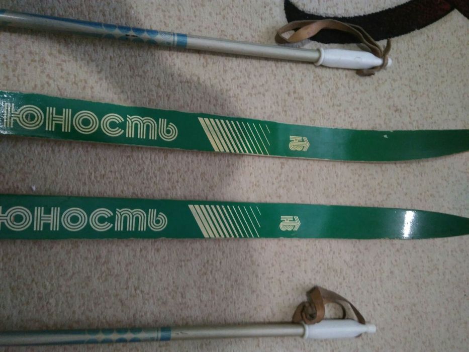 Лыжи беговые с палками времён СССР Юность.
